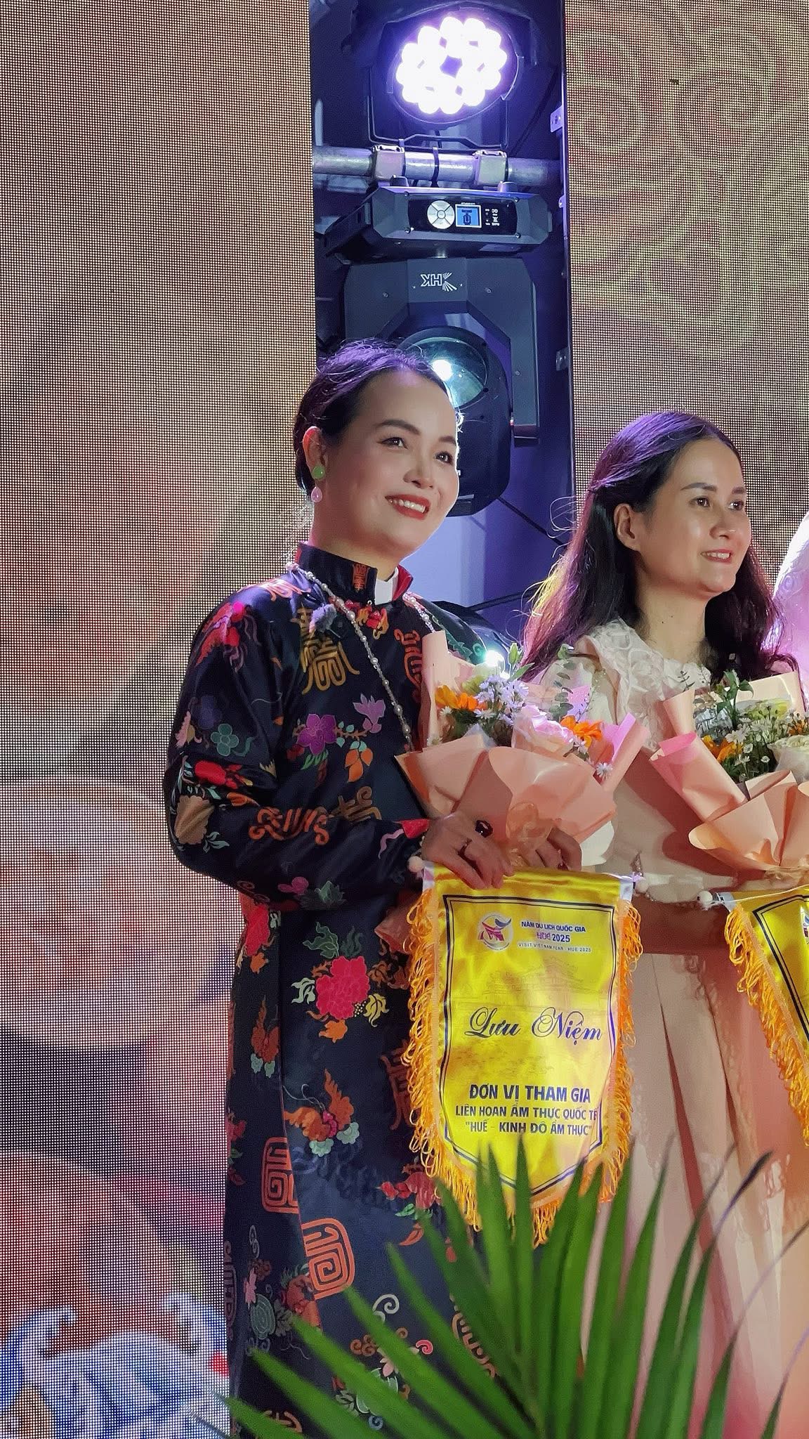 NGŨ THÂN TAY CHẼN GẤM IN HÀNG THIẾT KẾ